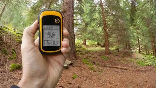 Вы можете отправиться в тур по геокэшингу с устройством GPS или подходящим приложением для смартфона.