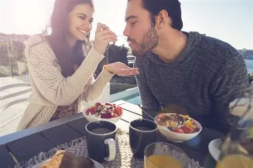 пара завтракает