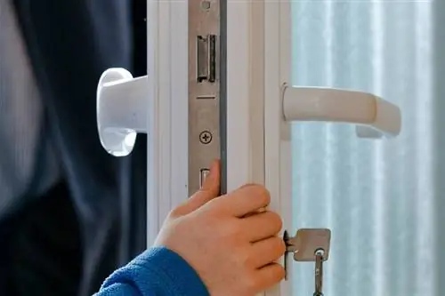 Прищемило пальцы? Что делать при синяках - а что нельзя