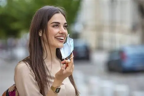 Раздражающая потливость под маской: что делать в жару