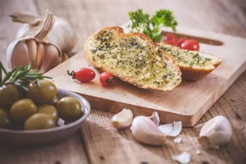 Чесночный багет со свежими зубчиками чеснока и оливками