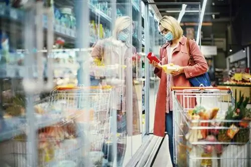 женщина в супермаркете женщина в супермаркете