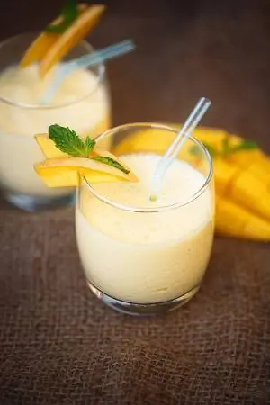 Манголасси в стакане