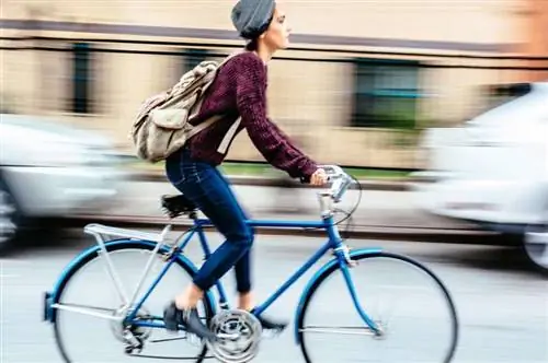 Велосипедист с рюкзаком в городе