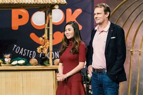 Основатель Kanokporn Holtsch дарит свои кокосовые чипсы Pook львам Основатель Kanokporn Holtsch дарит свои кокосовые чипсы Pook львам