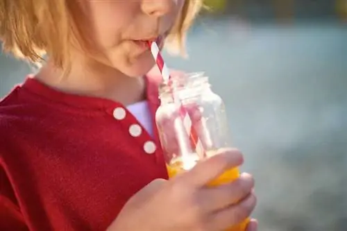 Девушка пьет газировку