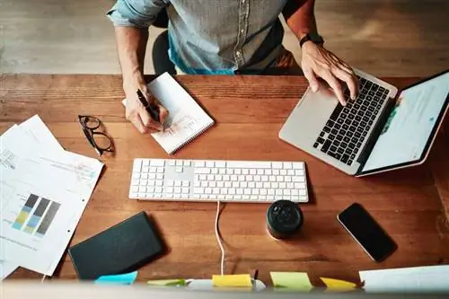 Мужчина работает за компьютером Мужчина работает за компьютером