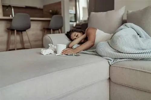 Женщина больна на диване