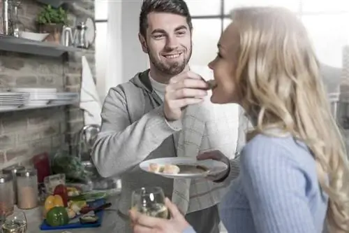 Более 15 кг: столько набирают пары в отношениях