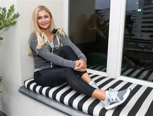 София Тиль сидит на подоконнике