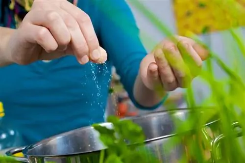 Женщина солит воду