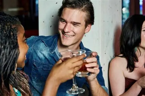 мужчина флиртует