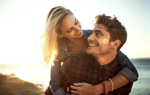 Женщина обнимает своего мужчину