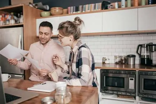 Пара обсуждает совместные финансы