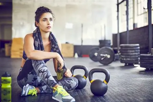 Женщина с силовыми тренажерами