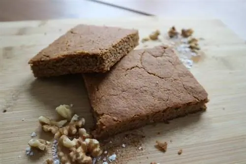 Веганские пряники с полбяной мукой, нарезанные квадратами на деревянной доске