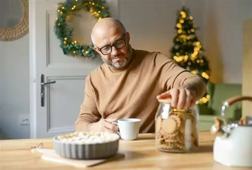 Мужчина хочет съесть печенье на Рождество
