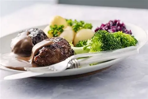 Краснокочанная капуста с фрикадельками и луковым соусом из солодового пива