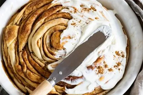 Рулет с корицей и кремом в форме торта