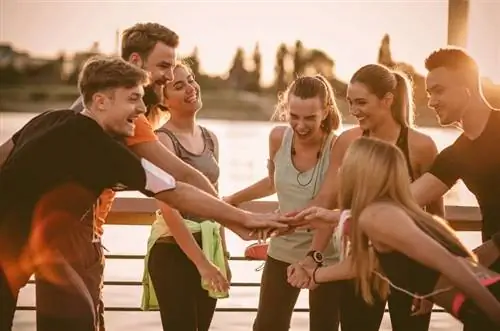 Группа юных спортсменов стоит в кругу