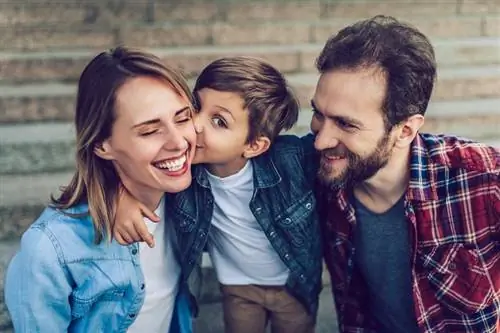 Опрос: Труднее ли родителям-одиночкам найти партнера?