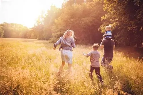 Семья на прогулке