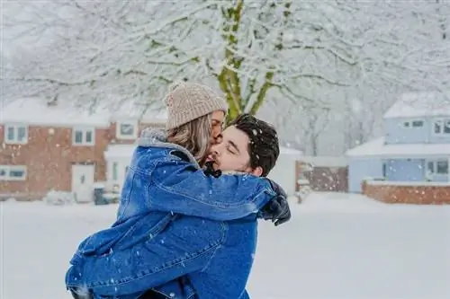 пара в снегу