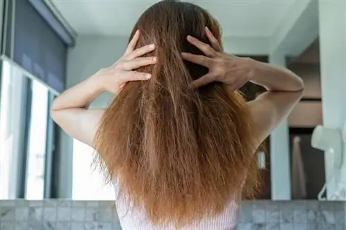 Прощай, пушистость: как укротить волосы с помощью зубной нити