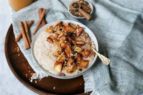 Яблочная каша с корицей подается в тарелке