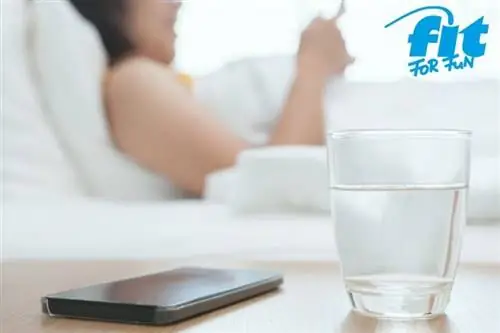 Опасная вода Бутылка с водой на ходу - счетчик микробов?