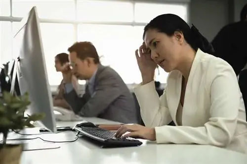 Женщина с высокофункциональной депрессией на работе
