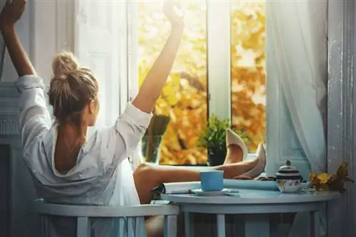 Счастливая женщина с ногами на столе