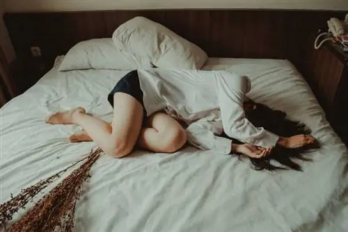 женщина лежит на кровати