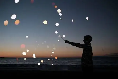 Ребенок с бенгальским огнем на пляже