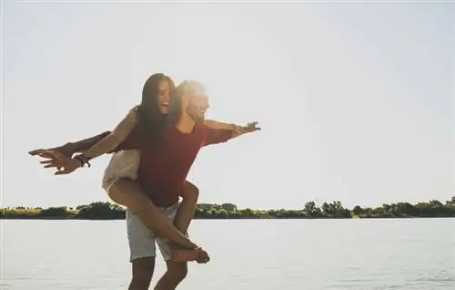 Влюбленная пара на озере