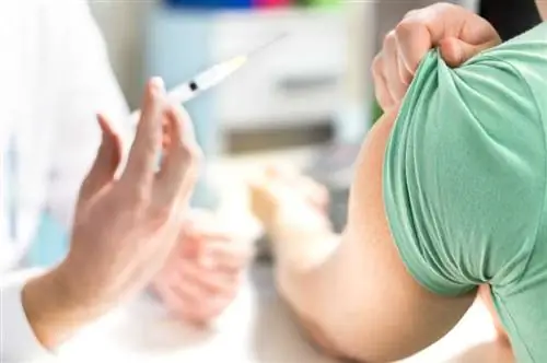 Пациент получает инъекцию Пациент получает инъекцию