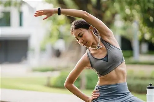 Женщина с растяжкой плоского живота