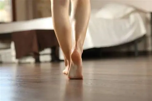 Человек на цыпочках в спальне