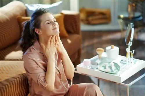 женщина с узкой шеей