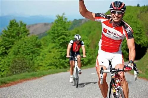 Дуэль на электровелосипедах на вершине тура: экс-профессионал против электровелосипеда