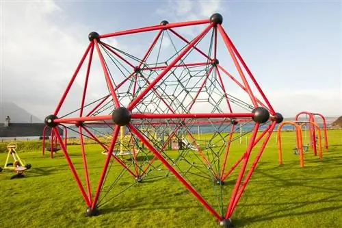 Прочь! Так вы превратите детскую площадку в свой фитнес-рай