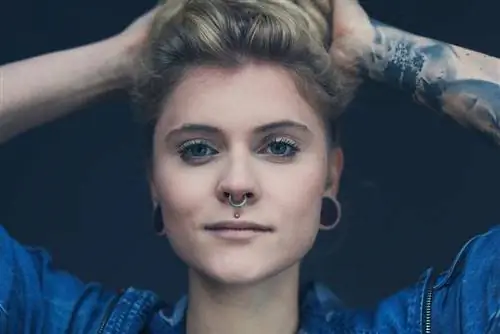 женщина с пирсингом