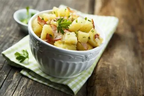 Картофельный салат с беконом в белой миске