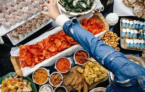 Леди тянется за закусками на рынке