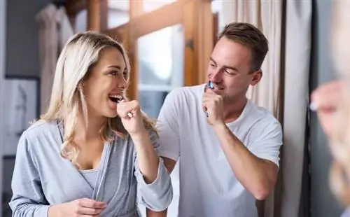 Мужчина и женщина чистят зубы