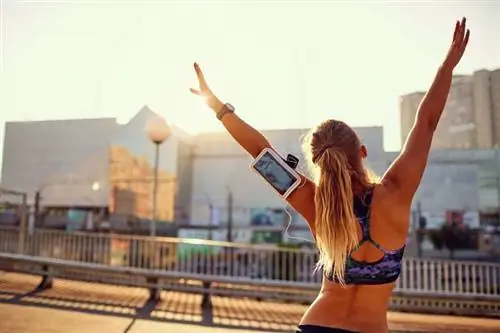 Бегун протягивает руки вверх