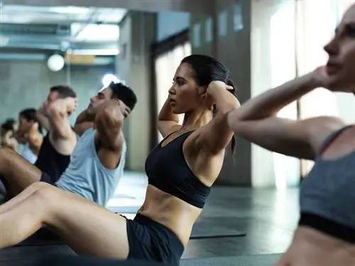 Три человека делают приседания