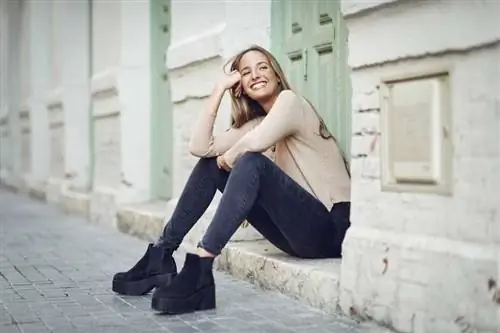 женщина на лестнице