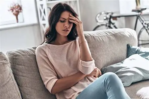 женщина чувствует себя неловко женщина чувствует себя неловко