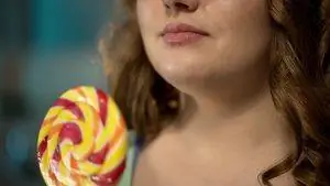 Толстая дама с леденцом на палочке